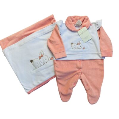 SAÍDA DE MATERNIDADE 2 PÇS MANTA E MACACÃO LONGO PLUSH E SUEDINE BORDADO FEMININO